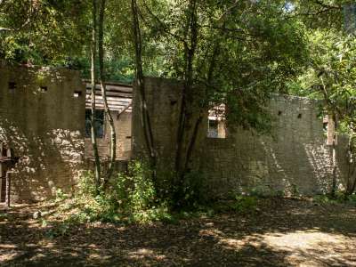 Qui nel �700 si produceva il nitrato di potassio per la polvere da sparo. Siamo infatti di fronte alla Reale nitriera borbonica del Pulo di Molfetta